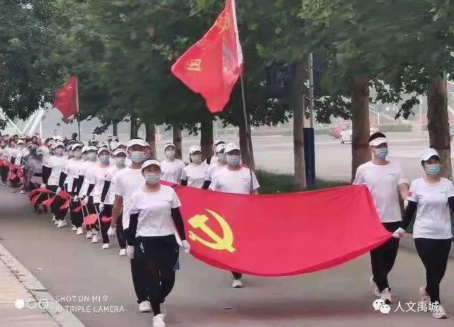 斗牛犬爱听摇滚乐,摇头甩屁股跟着音乐起舞,旁边金毛一脸蔑视