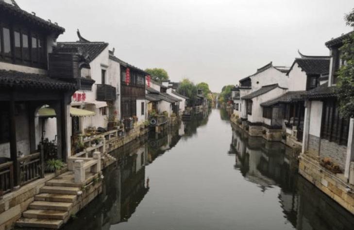 男生对我说:“你结婚了我去做你邻居，有小孩了我帮你接送小孩，不会打扰你就想默默照顾你”，他啥意思？